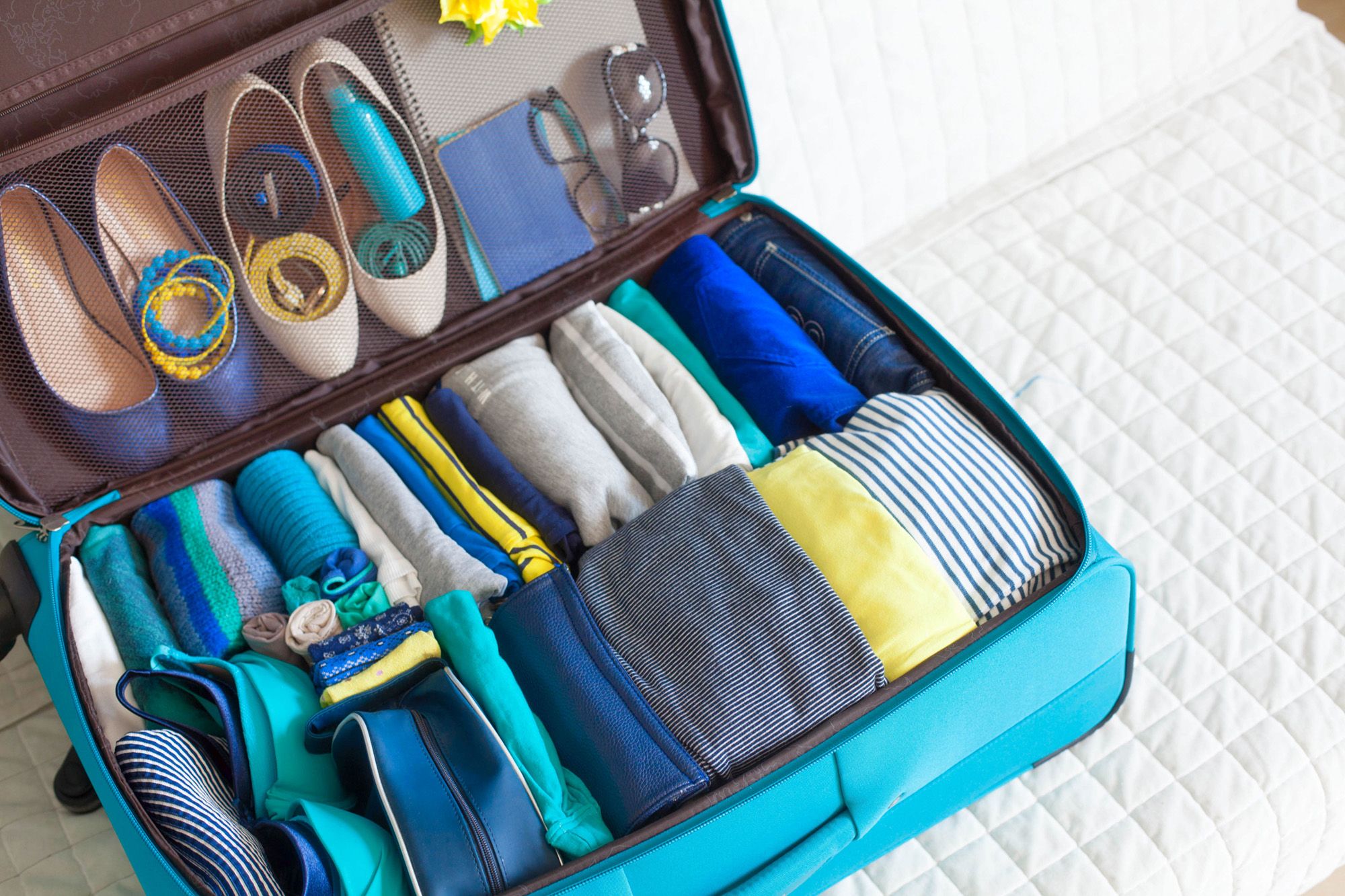rolling vs folding clothes